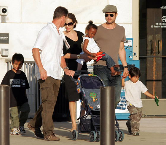 Angelina Jolie si Brad Pitt, "casatoriti" de fiul lor, Maddox