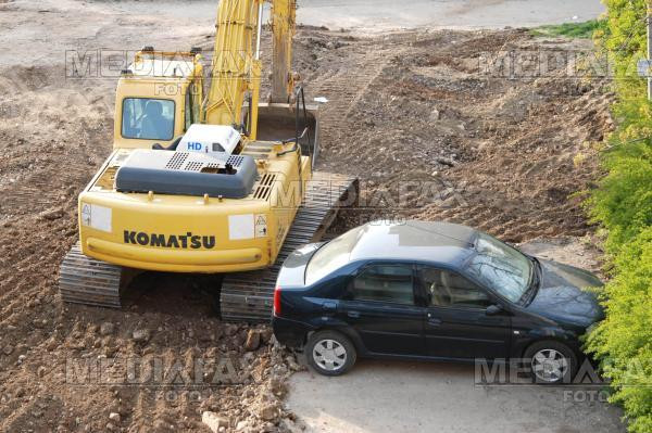 S-au trezit cu masinile blocate in parcare