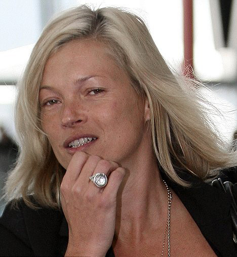 Kate Moss isi arata adevarata varsta!