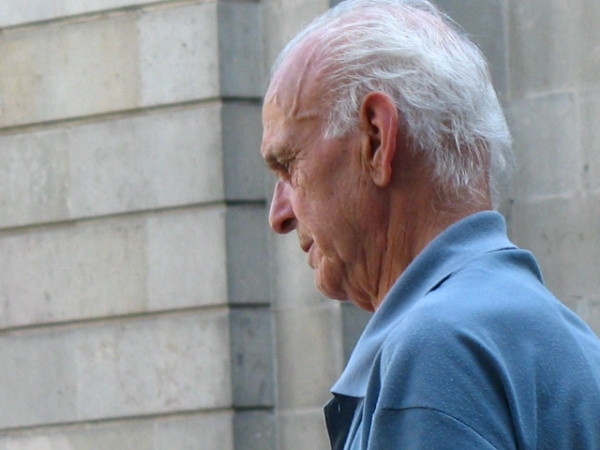 Revoltator! Batran arestat pentru ca a scos cativa tarusi din pamant!