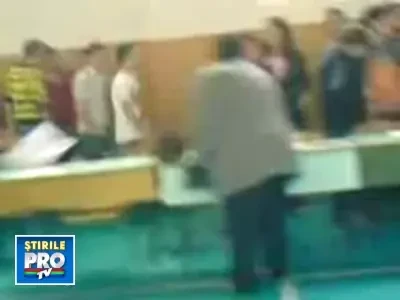 S-a gandit sa-si educe elevii aratandu-le cum se face...striptease!