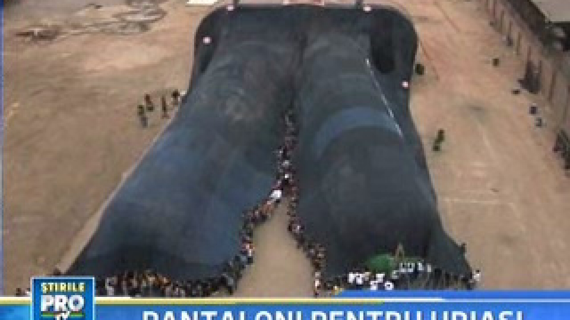 43 de metri! Atat masoara cea mai mare pereche de blugi din lume