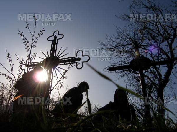 Sute de candele au adus lumina in cimitirele din Arad!
