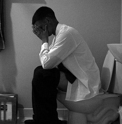 Pericolul din toaletele publice! Un britanic a ramas cu fundul lipit de WC