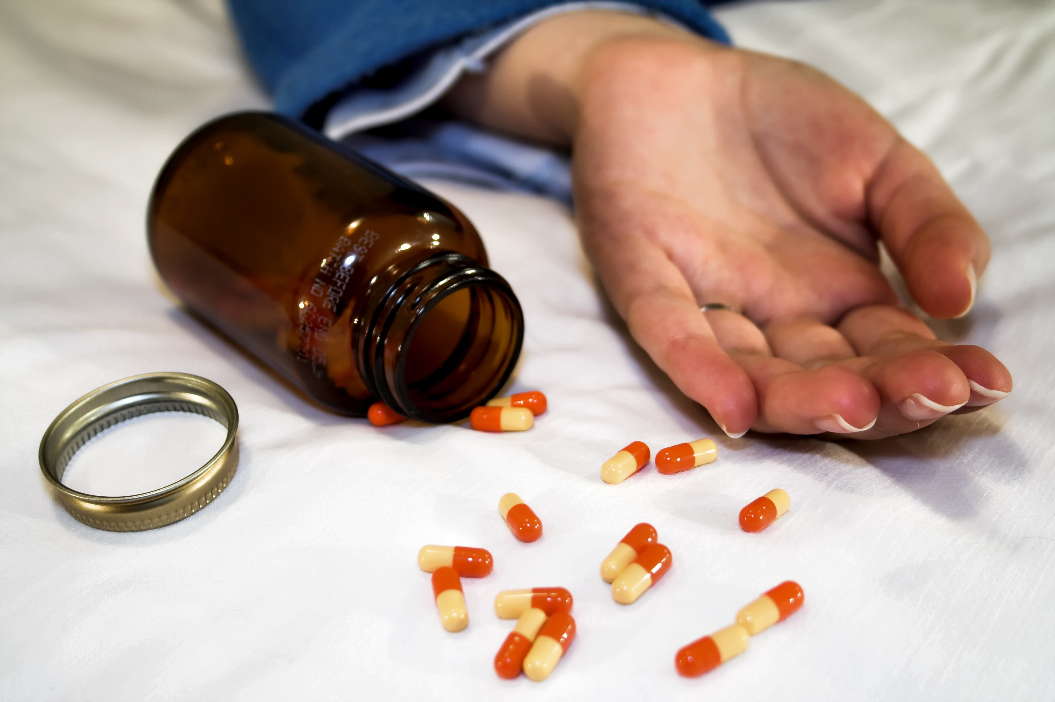 Parasita de iubit, s-a sinucis la numai 14 ani!