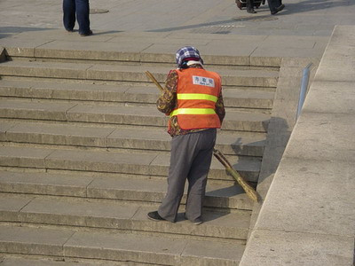 Au "maturat" de 5.000 de lei doua carduri gasite pe strada!