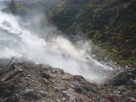 Incendiul de la groapa de gunoi a Bistritei a fost in sfarsit stins