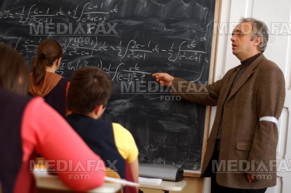 Elevii buzoieni au asteptat pe la porti sa se termine greva