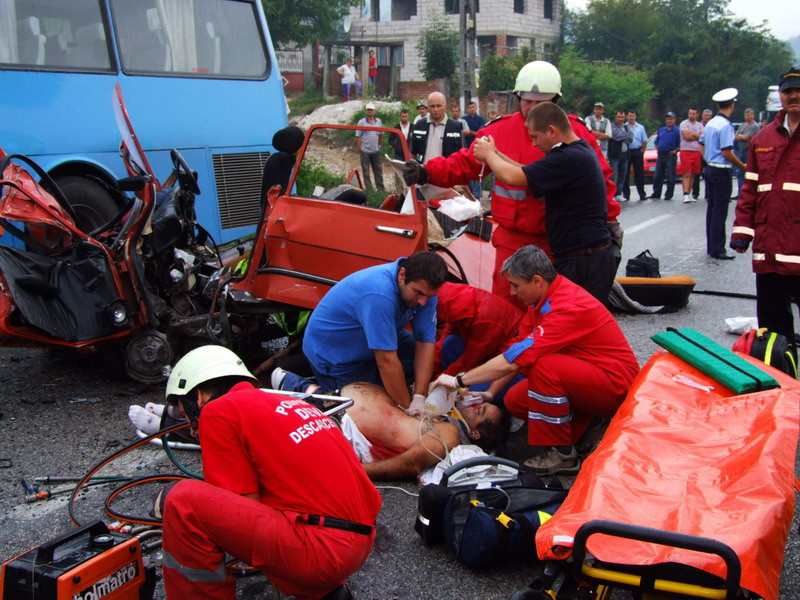 Carambol pe o sosea din China, in urma unui cutremur de 5,3. 15 masini s-au facut praf