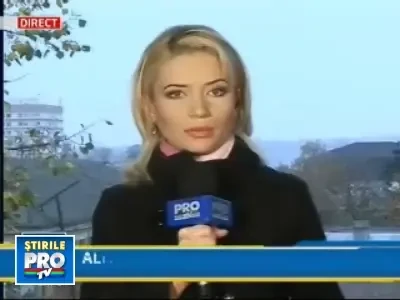 A ajuns la spital injunghiata, dupa ce si-a aparat fiica de furia iubitului