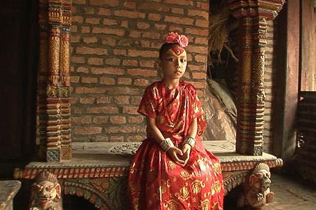 Fetite transformate in zeite, o traditie stranie in Nepal