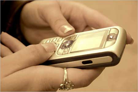 A intrat cu masina sub un camion, pentru ca trimitea SMS-uri la volan