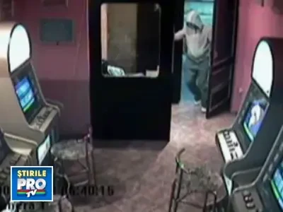 IMAGINI SOCANTE: Casiera atacata cu toporul la Constanta!