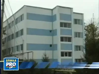 Olt: o fata de 16 ani s-a aruncat de la etaj, pentru o datorie de 30 de lei