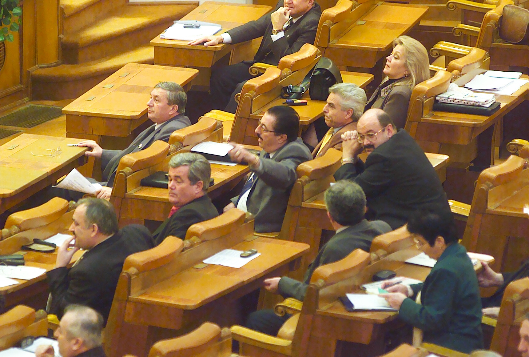 Parlamentari in puf, contribuabilii fac cinste!