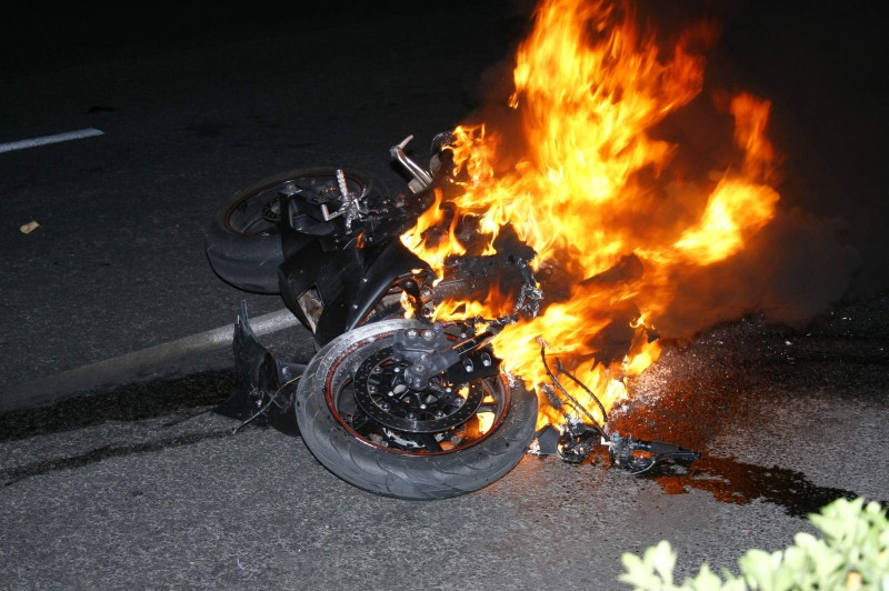 S-a dat in spectacol cu motocicleta si a fost la un pas sa arda de viu!