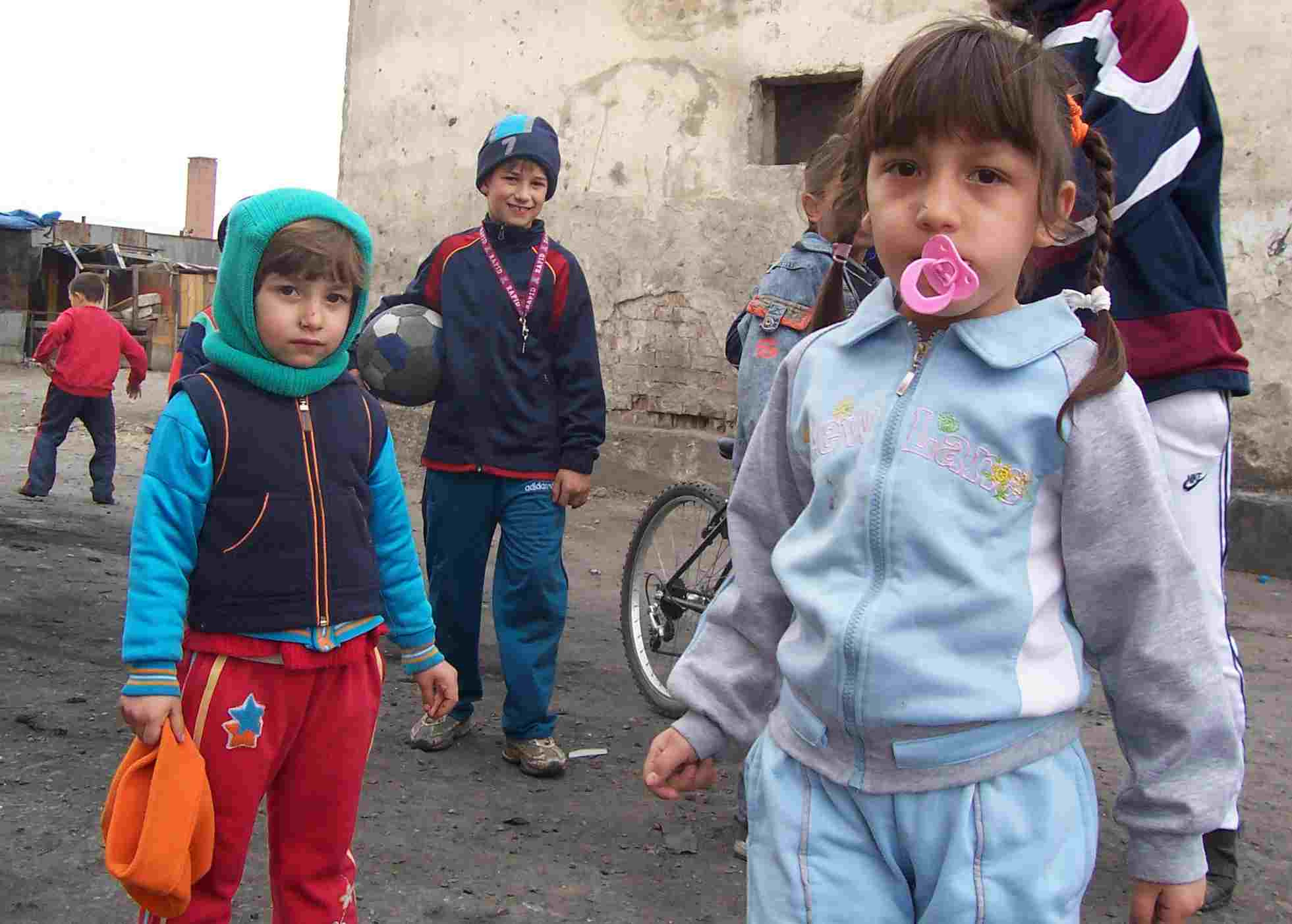 Copiii romanilor, batuti de parinti si educati de televizor!