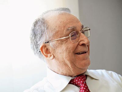 Iliescu critica "demagogia ordinara" a lui Basescu