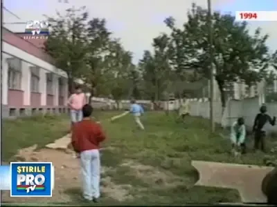 "Romania, te iubesc!": Se trezesc singuri, intr-o lumea prea mare pentru ei