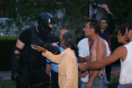 Scandal cu leviere, cutite si pietre intre romi, intr-o comuna din Dolj