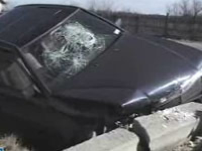 Daramati de oboseala, trei slovaci s-au oprit cu masina intr-un cap de pod