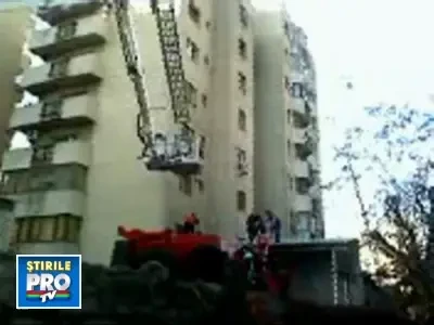 O tanara a cazut de la etajul 4, in Capitala. Prelungitorul n-a tinut-o