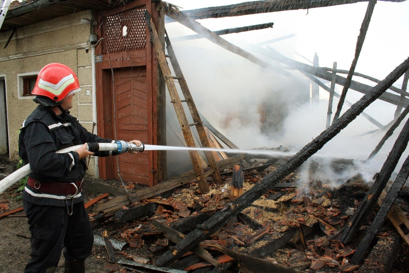 Pompier din Deva, aproape sa se sufoce intr-un incendiu