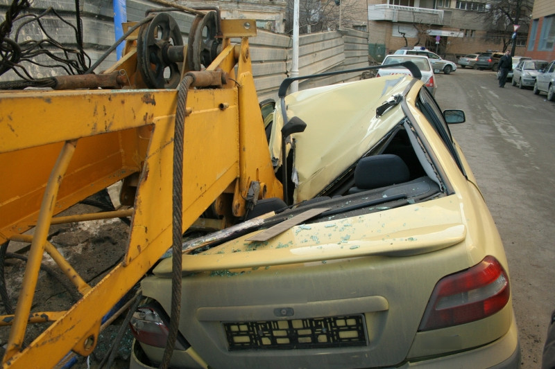 O macara a cazut peste o cladire de 25 de etaje, chiar in Manhattan!