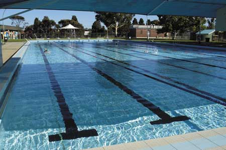 O fetita a murit la strandul din statiunea Geoagiu Bai. Martori: Un copil i-a sarit pe spate de pe trambulina bazinului