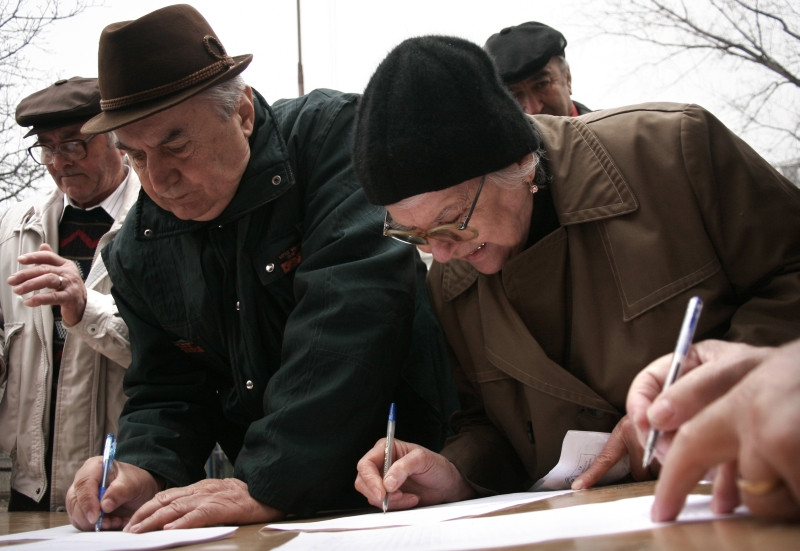 Au de ales: ori acasa si la pensie, ori la slujba ca salariati!