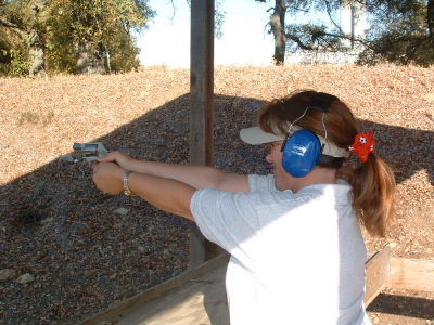 Politistii comunitari din Timisoara invata sa traga cu arma!