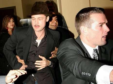 Brad Pitt, atacat de un bodyguard din cauza mustatii!