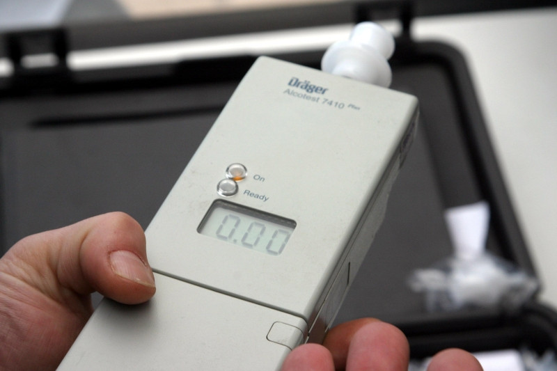 Politistul care si-a obligat subalternul sa sufle in fiola, retrogradat!