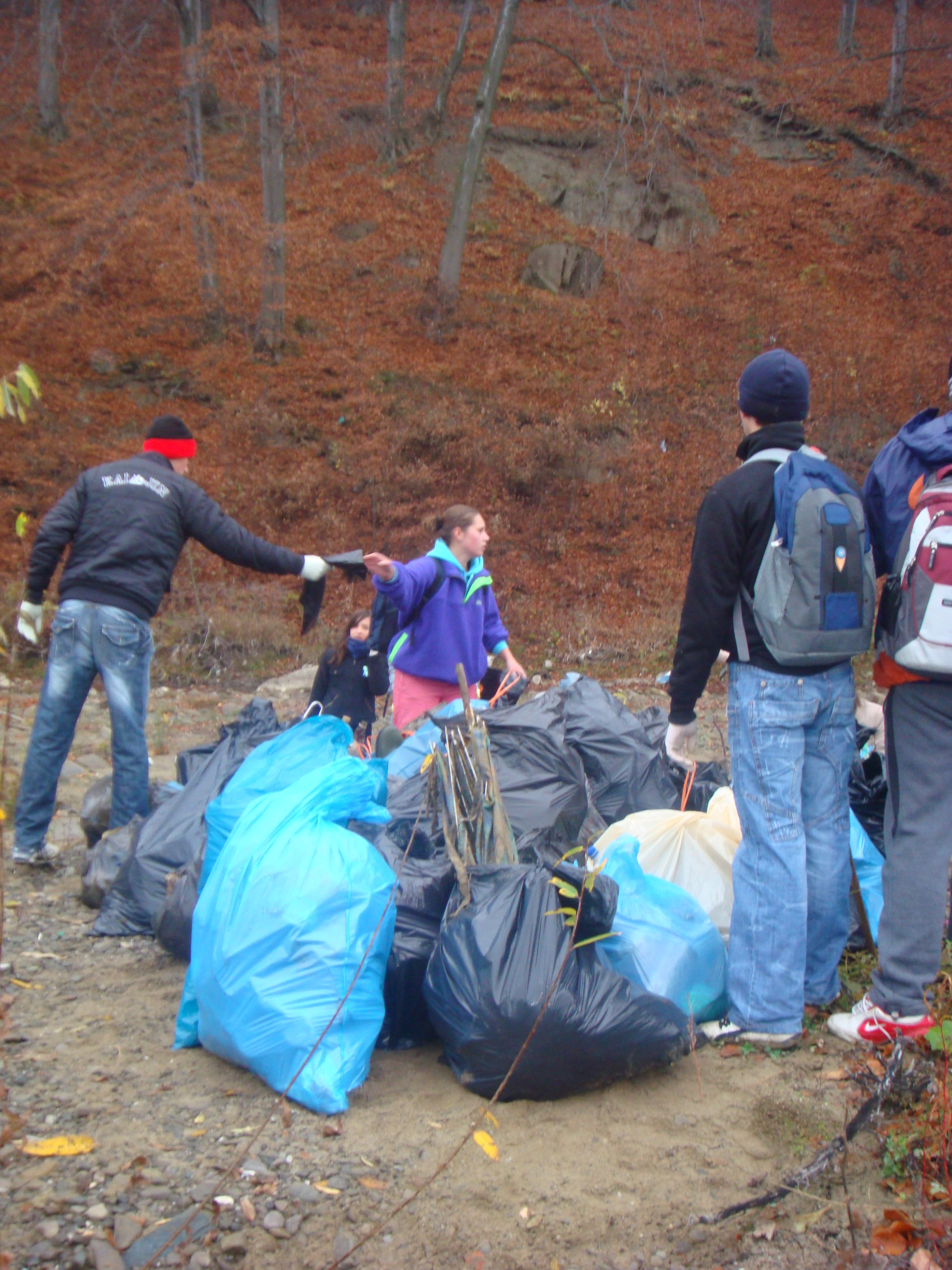 Adultii fac poze, copiii fac curat