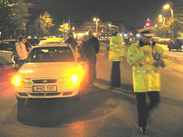 Un politist a intrat cu masina de serviciu intr-un autoturism parcat