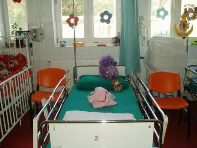 Copil adus cu elicopterul la spital dupa ce a cazut intr-o groapa cu apa