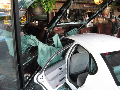 Denver: S-au trezit cu masina in restaurant!