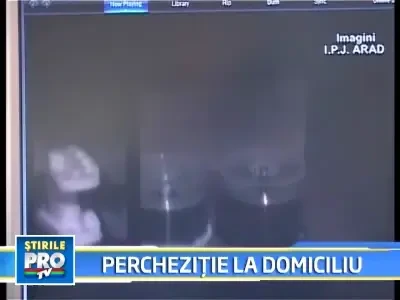 Politistii aradeni au ridicat peste 2.000 de CD-uri din casa unui tanar