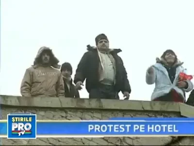 Protest pe un hotel din Capitala, patru oameni ameninta ca isi dau foc