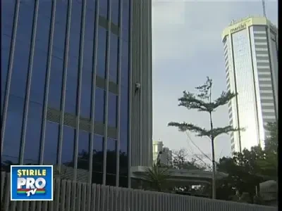 Omul Spiderman a escaladat 33 de etaje cu mainile goale!