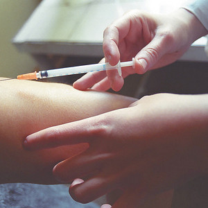 Indecisi! Parintii nu stiu daca sa-si vaccineze copilele sau nu