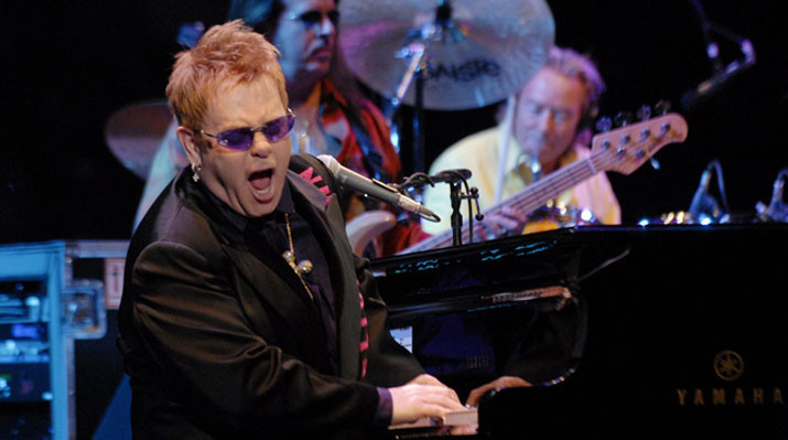 Elton John are 17.000 de invitati de Revelion