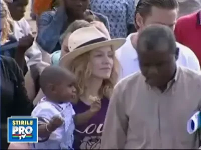 Madonna face scoala de fete in Malawi
