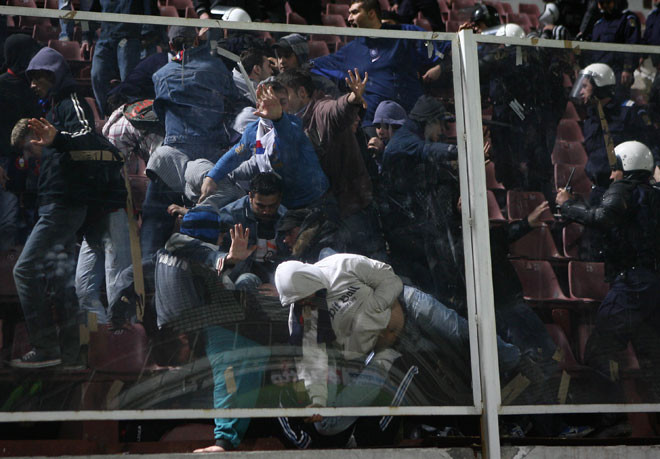 Ghencea, arena gladiatorilor. Fanii stelisti s-au batut cu jandarmii