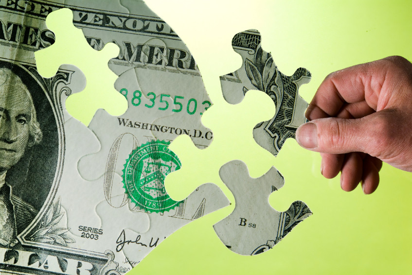 Pentru a trece de criza fie cresc taxele, fie se reduc cheltuielile