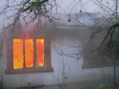 O fetita de 4 ani s-a salvat singura dintr-un incendiu cumplit!