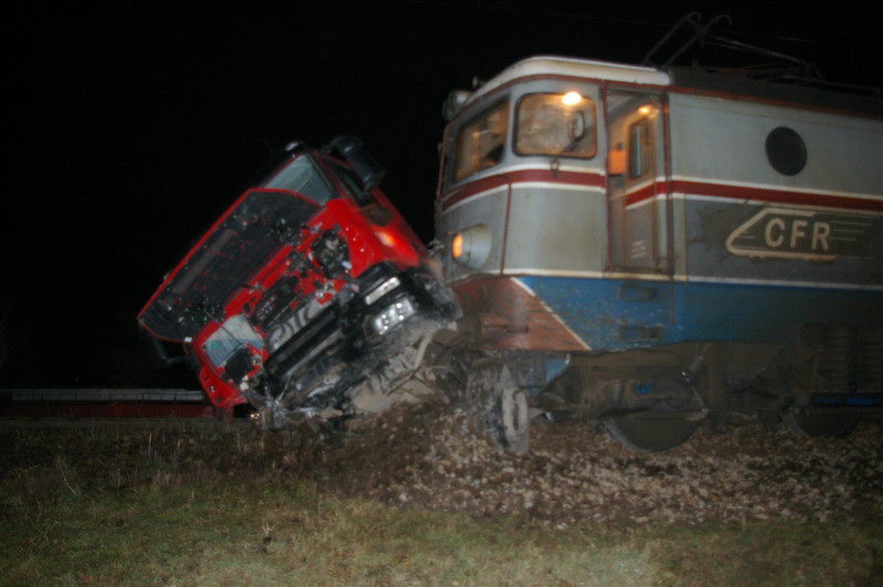 Impact violent in Bacau: basculanta lovita de o locomotiva!