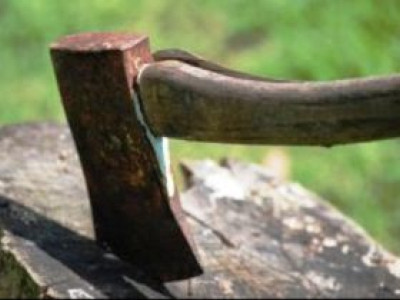 Crima infioratoare in Bacau. I-a zdrobit capul tatalui cu un topor