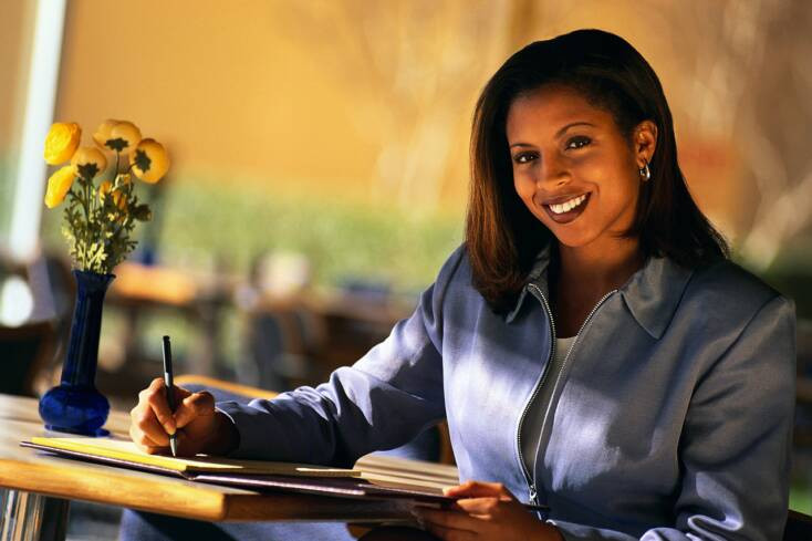 Obama sa fie de vina? Femeile de culoare castiga mai bine decat cele albe