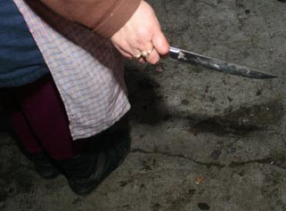 Fara Dumnezeu! Si-a injunghiat tatal sub privirile rudelor